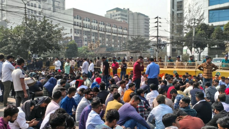 তিন দাবিতে দ্বিতীয় দিনের মতো  ইসি ঘেরাও ছাত্রদলের