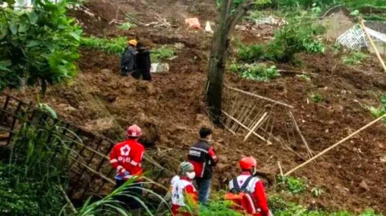 ইন্দোনেশিয়ায় ভয়াবহ ভূমিধসে নিহত ৭, নিখোঁজ ৮২